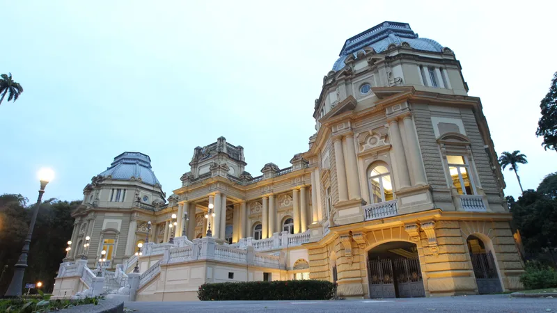 Fachada do Palácio Guanabara iluminada ao entardecer